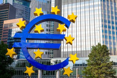 Frankfurt am Main, Almanya - 19 Nisan 2020 Avrupa Merkez Bankası, avro sembolü ve ön planda Avrupa Birliği logosu