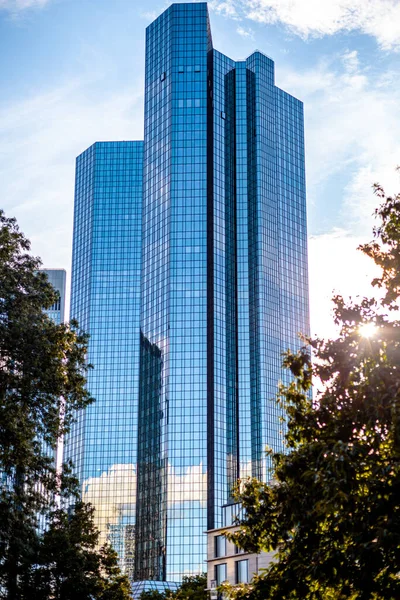 Skyskrapa i storstaden vidrör den blå himlen — Stockfoto