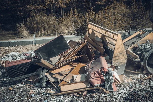 堆填区处理都市废物的压实机 — 图库照片