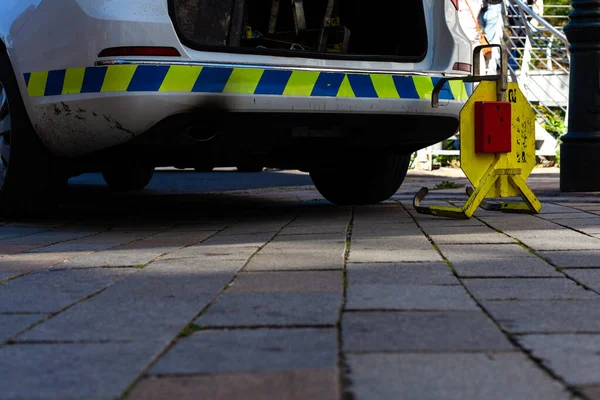 Автомобільний черевик поруч з поліцейським автомобілем у місті — стокове фото