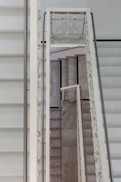 Мраморная лестница с перилами из нержавеющей стали в отеле — стоковое фото