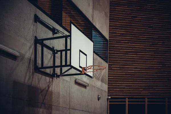 Basketbal hoepel in een moderne school sportschool — Stockfoto