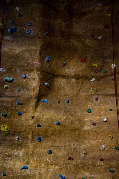 Pared de escalada con asas de diferentes colores en un gimnasio moderno —  Fotos de Stock