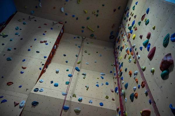 Parede de escalada no interior do ginásio na escola — Fotografia de Stock