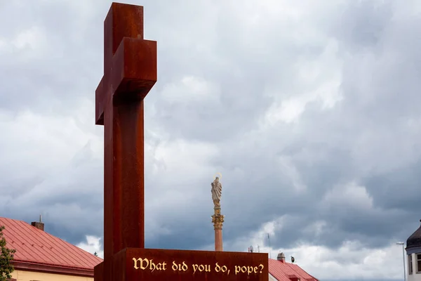 Vrchlabi, República Checa 27 de agosto de 2020. Um monumento em forma de crise na praça de Vrchlabi — Fotografia de Stock