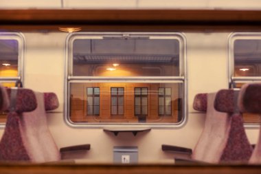 İstasyondaki gece treninin penceresinden bak.