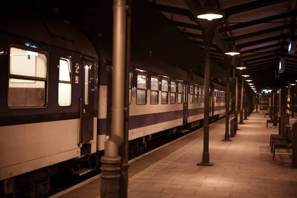 비어 있는 역에서 야간 열차 — 스톡 사진