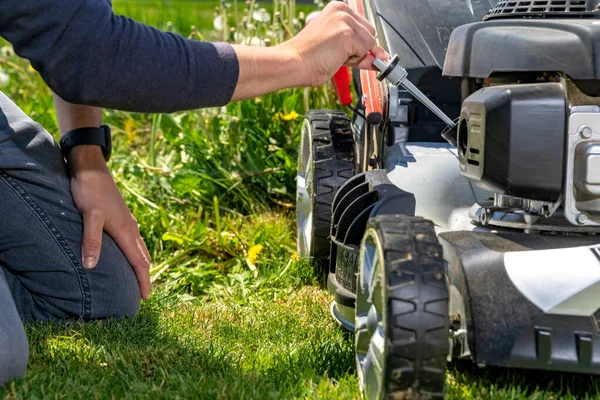Motor çim biçme makinesindeki yağı değiştir ve kontrol et.