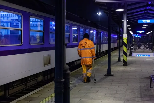 Tågteknikern kontrollerar bromsen på nattåget på stationen — Stockfoto