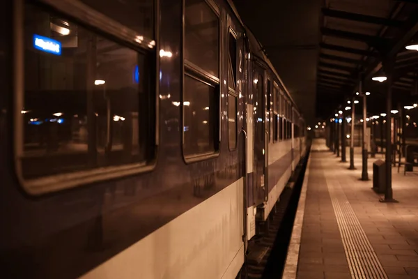 Tren estacionado en la estación en período nocturno — Foto de Stock