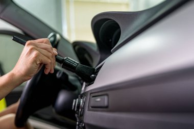 Lüks arabaların iç kısmının elle temizlenmesi