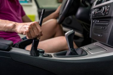 Lüks arabaların iç kısmının elle temizlenmesi