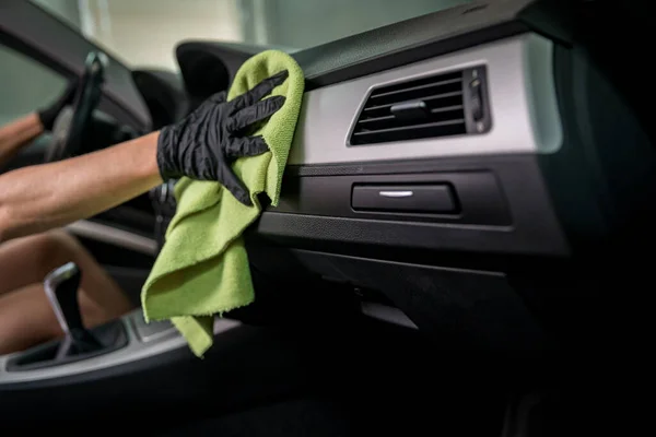 高級車の内装の手動洗浄 — ストック写真