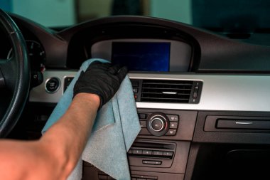Lüks arabaların iç kısmının elle temizlenmesi