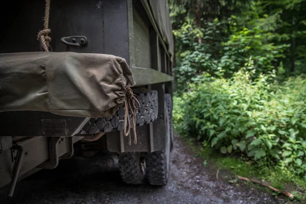Ormandaki eski Amerikan askeri arabası. — Stok fotoğraf
