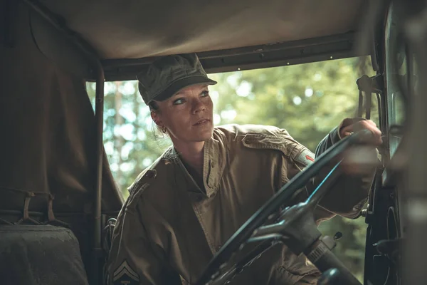 Katonai egyenruhás nő katonai autóban. — Stock Fotó