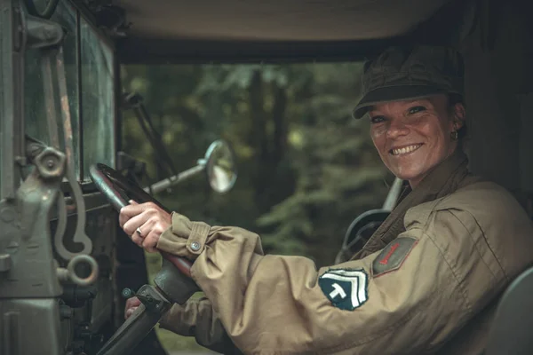 Katonai egyenruhás nő katonai autóban. — Stock Fotó