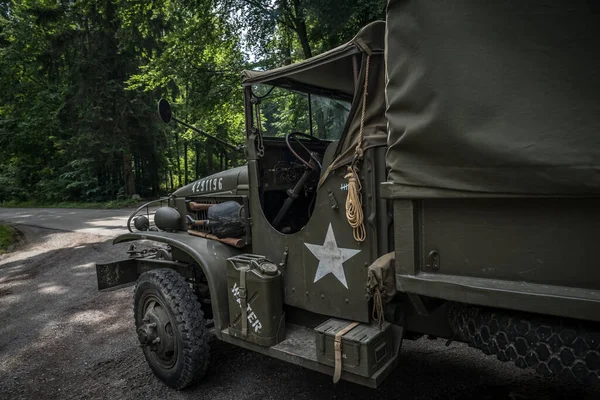 Detail dari sebuah mobil tentara tua untuk transportasi tentara — Stok Foto