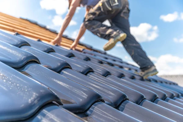 Rzemieślnik skarb wypalona płytka ceramiczna na dachu — Zdjęcie stockowe