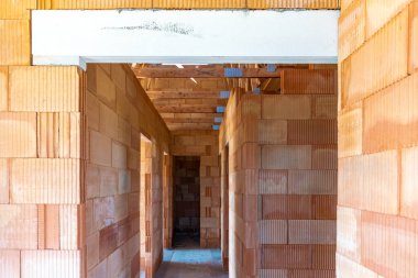 Tuğladan bir evin yapısal işleri.