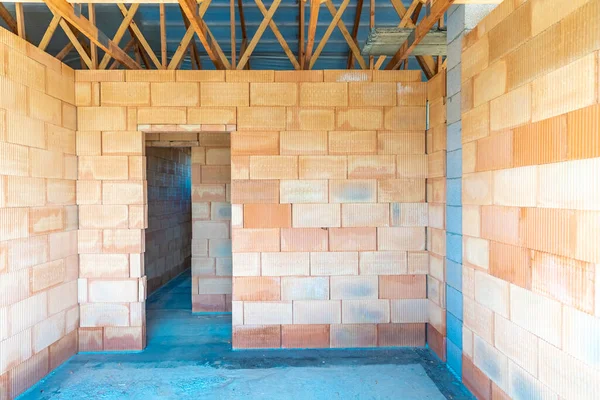 Construction rugueuse d'une maison familiale en brique — Photo