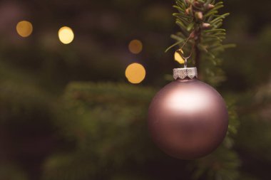 Noel ağacındaki şenlikli süsleme