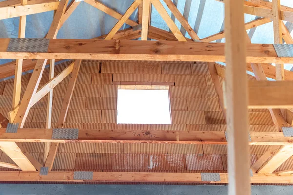 Structure de toit en bois sur un nouveau bâtiment — Photo