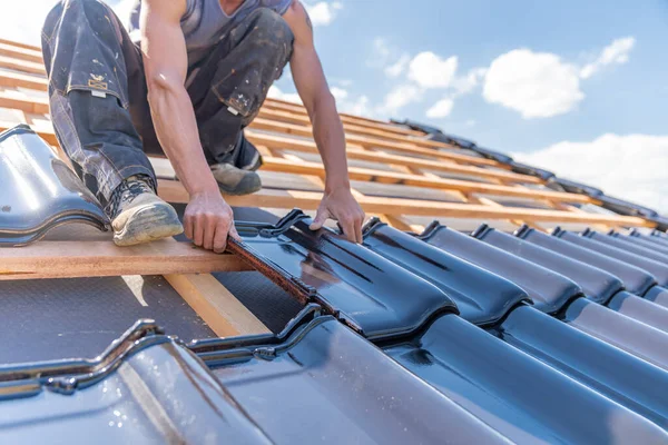 Fabrication du toit d'une maison familiale à partir de carreaux de céramique — Photo