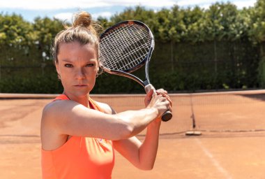 korttaki genç çekici tenisçi