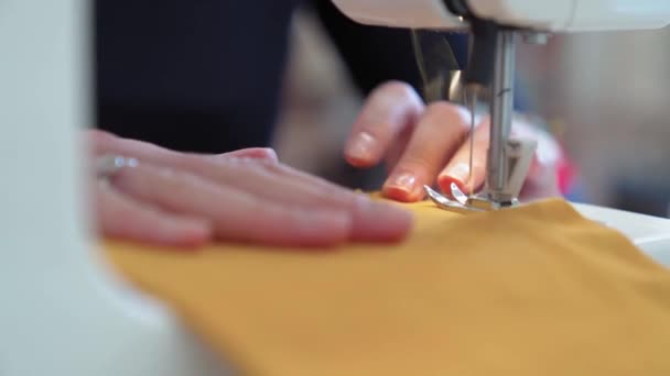 缝纫机上缝纫衣服 — 图库视频影像