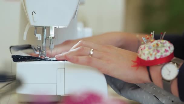 Produzione manuale di un vestito in una sartoria su una macchina da cucire — Video Stock