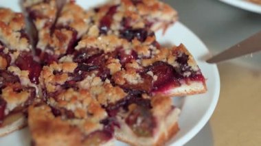 Yemek şirketinin masasında ev yapımı meyveli kek var.