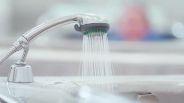 Spa kompleksindeki banyoda duş başlığı