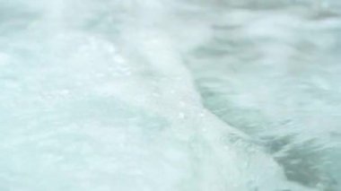 Spa merkezinde bir girdap içinde dönen su.