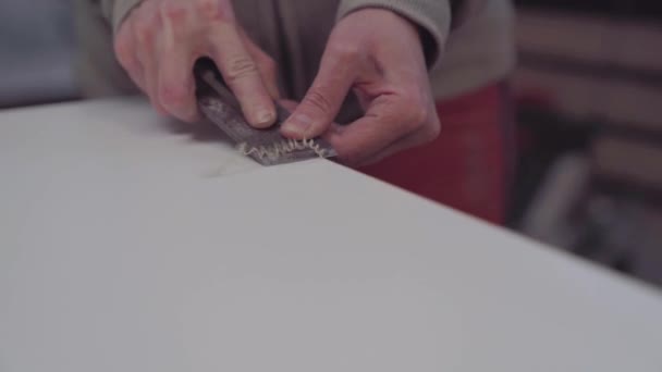 Ręczne szlifowanie krawędzi mebli — Wideo stockowe