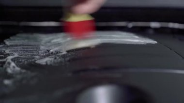 Kimyanın yardımıyla manuel motor temizliği