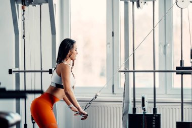 Jimnastik yapan genç, güzel bir fitness kadını.