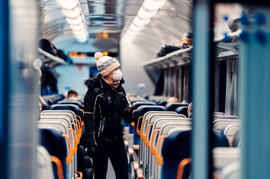 Coronavirus zamanında trende maske takan genç bir kadın. covid-19