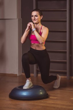 Fitness egzersizi sırasında denge minderine atlayın