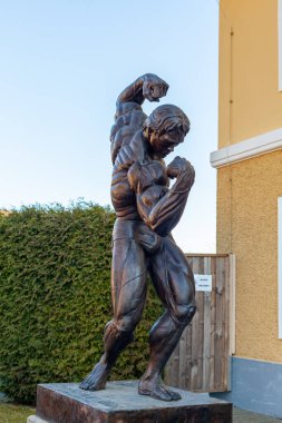 THAL, AUSTRIA - 6 Mart 2021: Müzesinin önündeki Arnold Schwarzenegger Heykeli