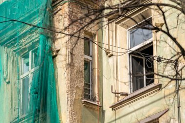 Eski evin ön cephesi yeniden inşa için hazırlanıyor.