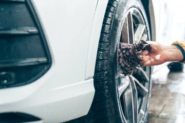 Sünger ve köpük yardımıyla el yapımı araba temizliği.