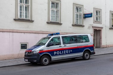 Wien - 3 Nisan 2021: Polis arabası polis karakolunun yanında.