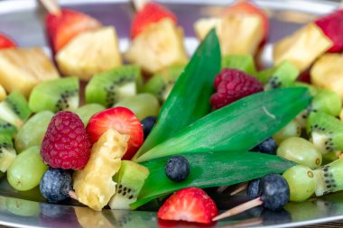 Kutlama için tepside meyveli şiş.