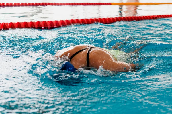 Schwimmwettkämpfe im Schwimmbad — Stockfoto