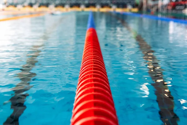 Trennspuren am Schwimmstadion — Stockfoto