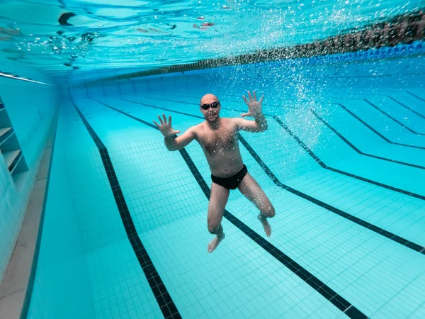 Schwimmen im Schwimmbad im Schwimmstadion — Stockfoto