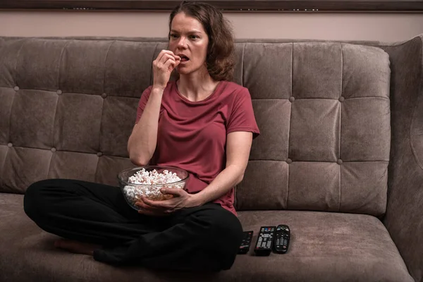 Emociones al ver la televisión en casa con palomitas de maíz. — Foto de Stock