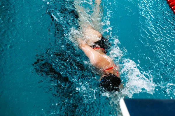 Zwemmen in het zwembad bij het zwemstadion — Stockfoto