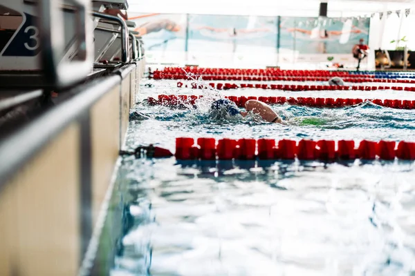 Schwimmen zum Ziel während des Rennens am Pool — Stockfoto